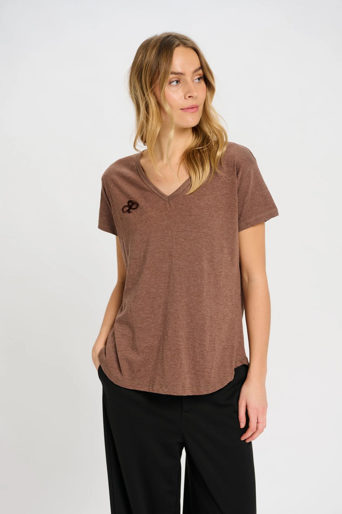 Costamani Enkel brun T-shirt med V-ringning