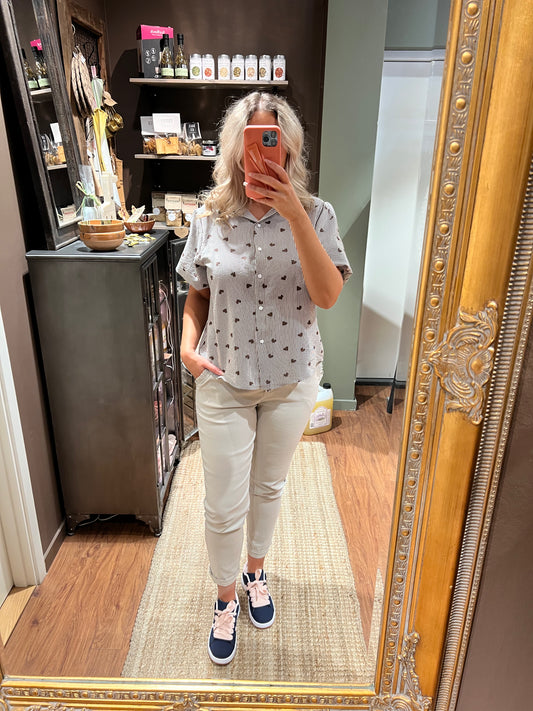 Taupe randig blus med puffärm och hjärtan