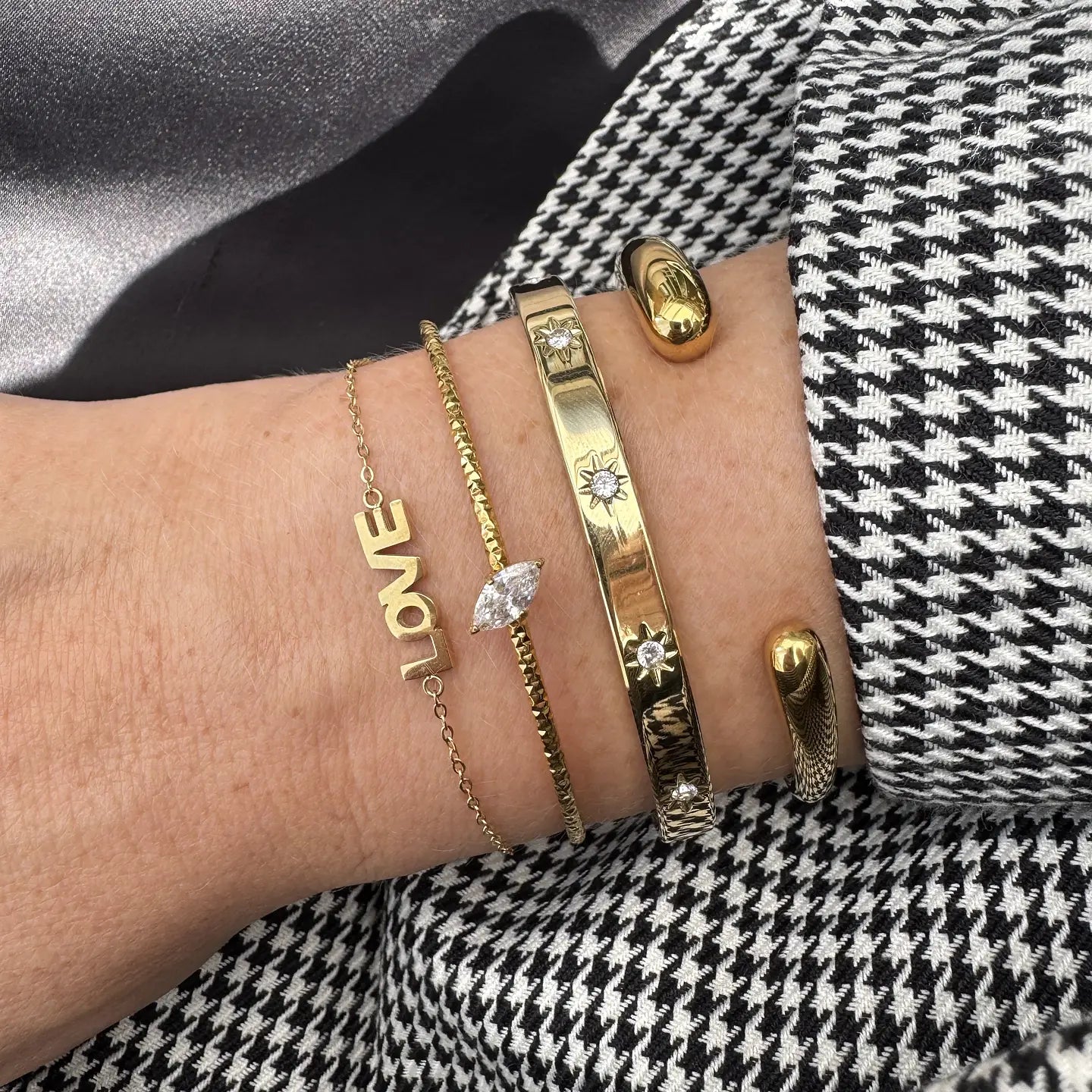 By Jolima Crystal star bangle gold